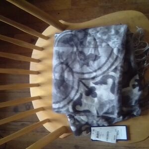 Elegant Gray and Black Patterned Scarf